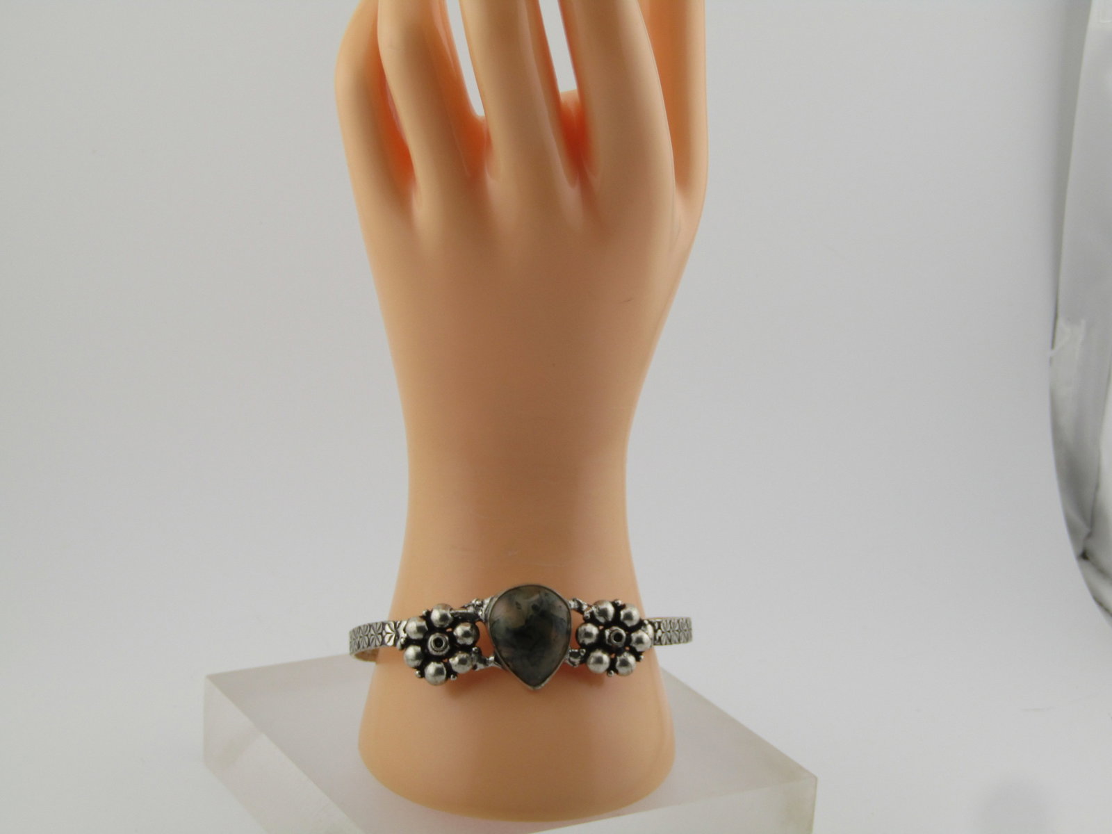 Silver Southwestern Style Cuff Bracelet, Green Stone 8", 1980's-1990's - 6