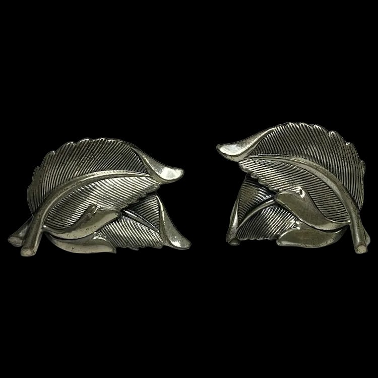 Vintage Jewel Art Sterling Silver Leaf Screw Back Earrings: Title: Vintage Jewel Art Sterling Silver Leaf Screw Back Earrings Description: Vintage Jewel Art Sterling Silver Leaf Screw Back Earrings Hallmarked Jewel Art Sterling Weighs 8.4 grams Measures .75 x 