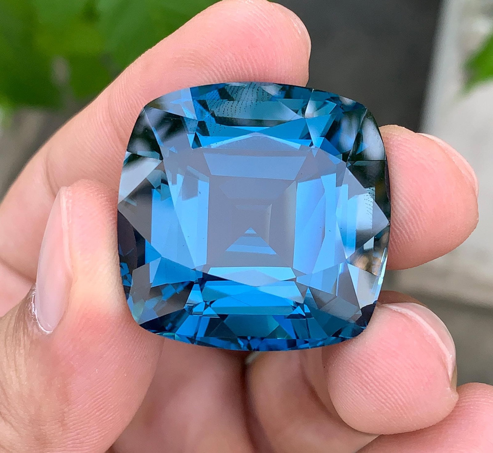 Certified Natural London Blue Topaz Gemstone: 169.29 Ct Cushion Cut Brazil Collector Stone: Title: Certified Natural London Blue Topaz Gemstone: 169.29 Ct Cushion Cut Brazil Collector Stone Description: Gemstone: Topaz Carat weight: 169.29 Presenting an extraordinary Certified Natural London