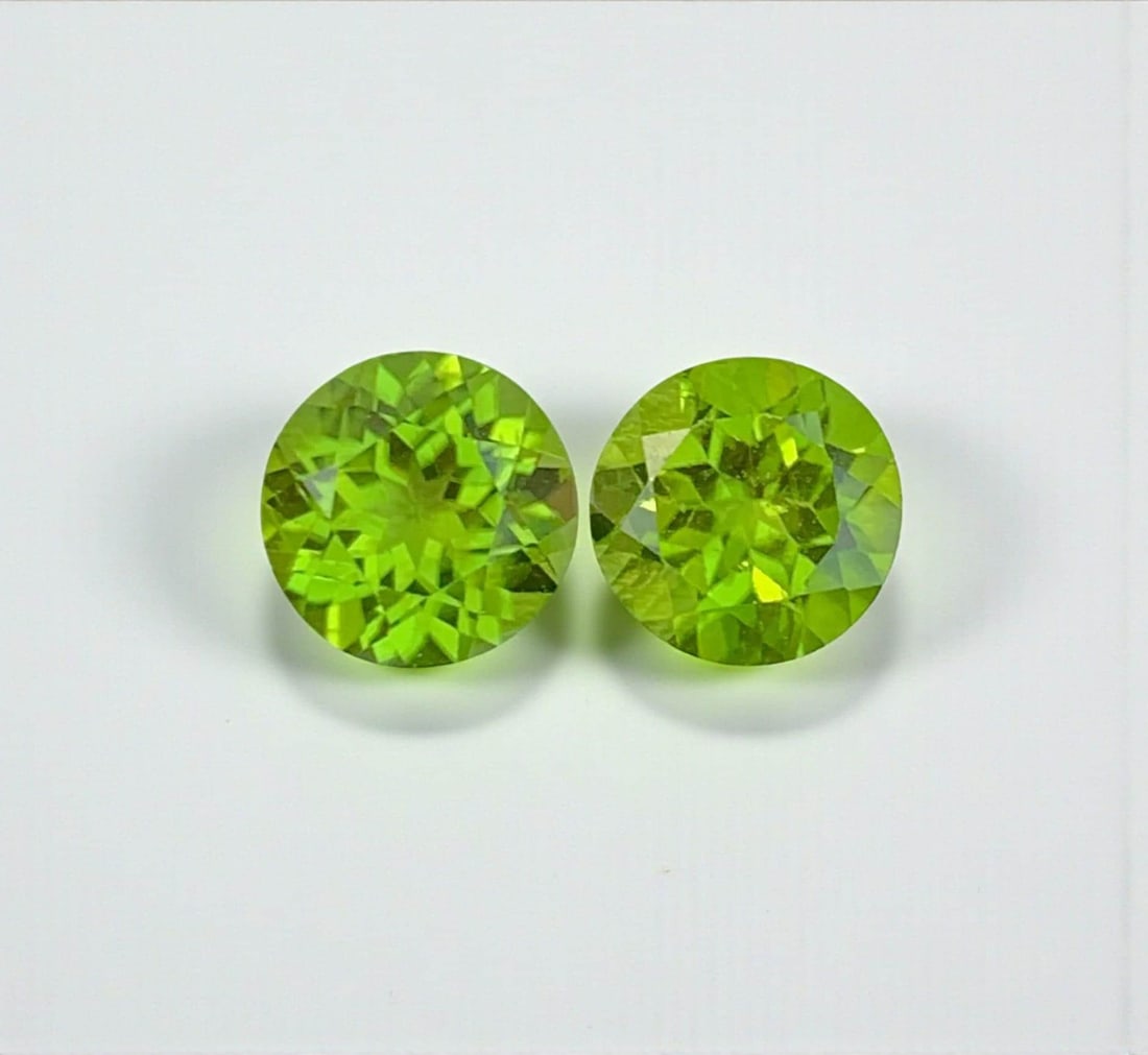 Round Cut Peridot Pair Gemstone: Natural August Birthstone 3.05 CTs: Title: Round Cut Peridot Pair Gemstone: Natural August Birthstone 3.05 CTs Description: Gemstone: Natural August Birthstone weight : 3.05 carat Dimensions : 7 * 7 * 4.7 MM Shape : Round Color : Green