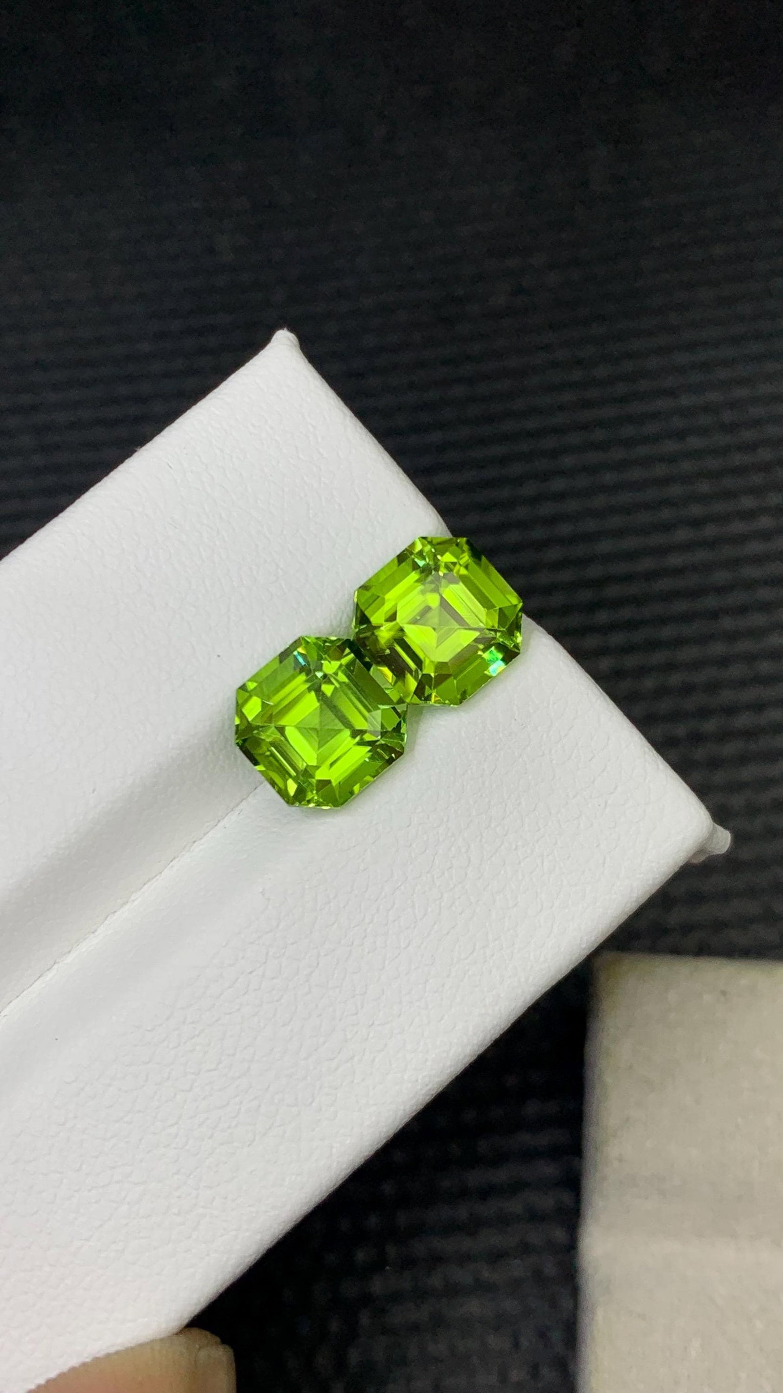 Calibarted pair Of Green Peridots Asscher Cut Gemstone For Earrings - 5.085 Carat: Title: Calibarted pair Of Green Peridots Asscher Cut Gemstone For Earrings - 5.085 Carat Description: Gemstone: Peridot Carat weight: 5.085 : • Weight : 5.085 carat • Dimension :