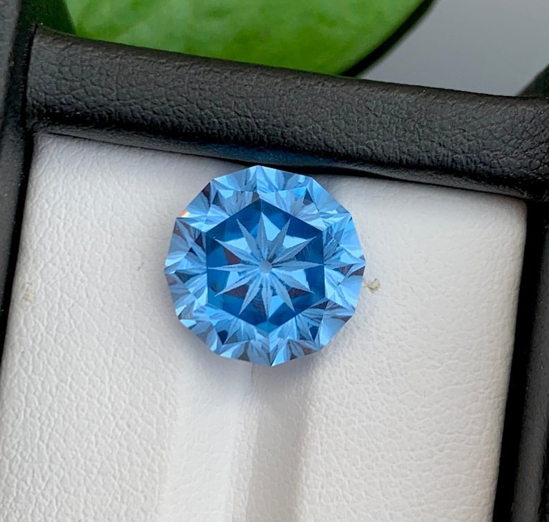 Swiss Blue Topaz Gemstone: 10.80 Carat Flower Cut Loose Stone: Title: Swiss Blue Topaz Gemstone: 10.80 Carat Flower Cut Loose Stone Description: Gemstone: Topaz Carat weight: 10.80 Precision Fancy Flower Cut Swiss Blue Topaz Loose Gemstones Wight - 10.80 Carats