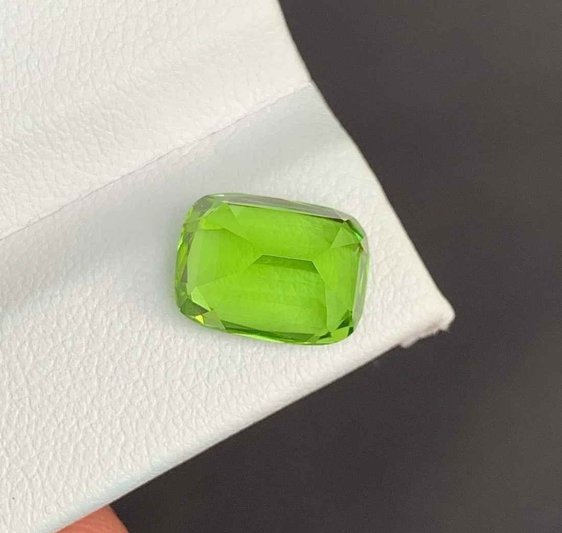 Cushion Cut Peridot Gemstone: Natural August Birthstone, Pakistan (4.68 carats) - 2