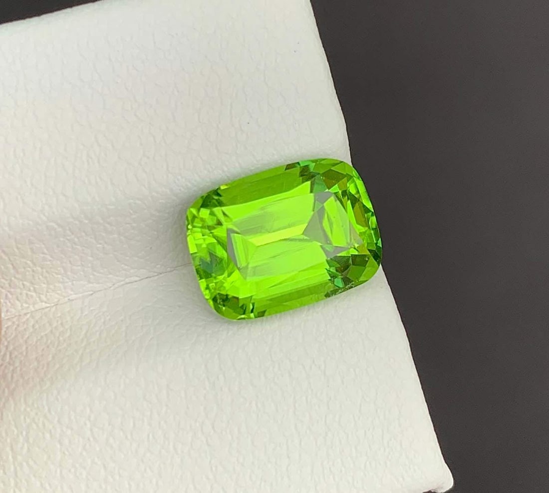 Cushion Cut Peridot Gemstone: Natural August Birthstone, Pakistan (4.68 carats) - 9