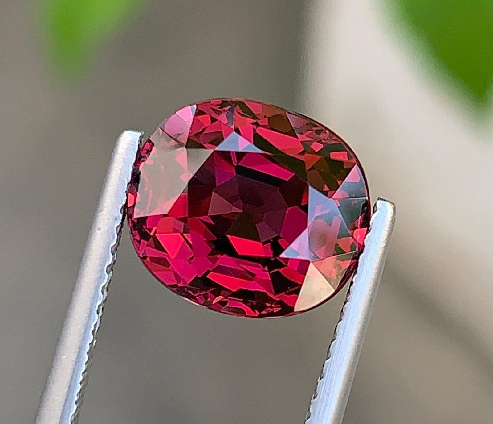 Tanzania Natural Rich Carmine Garnet Gemstone: 5.43 Carat Faceted For Ring: Title: Tanzania Natural Rich Carmine Garnet Gemstone: 5.43 Carat Faceted For Ring Description: Gemstone: Garnet Carat weight: 5.43 Presenting a beautiful natural Garnet gemstone weighing 5.43 carats,