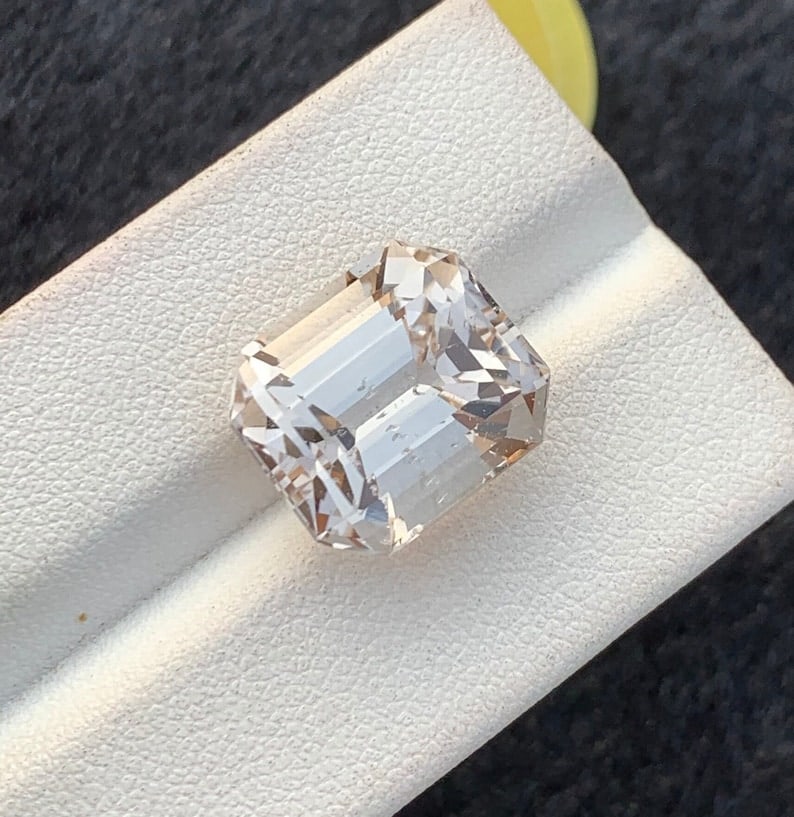 Light Sherry Topaz Gemstone: 17 Carat Emerald Cut Stone: Title: Light Sherry Topaz Gemstone: 17 Carat Emerald Cut Stone Description: Gemstone: Topaz Carat weight: 17 Discover the allure of our exquisite Natural Topaz Loose Gemstone, showcasing a