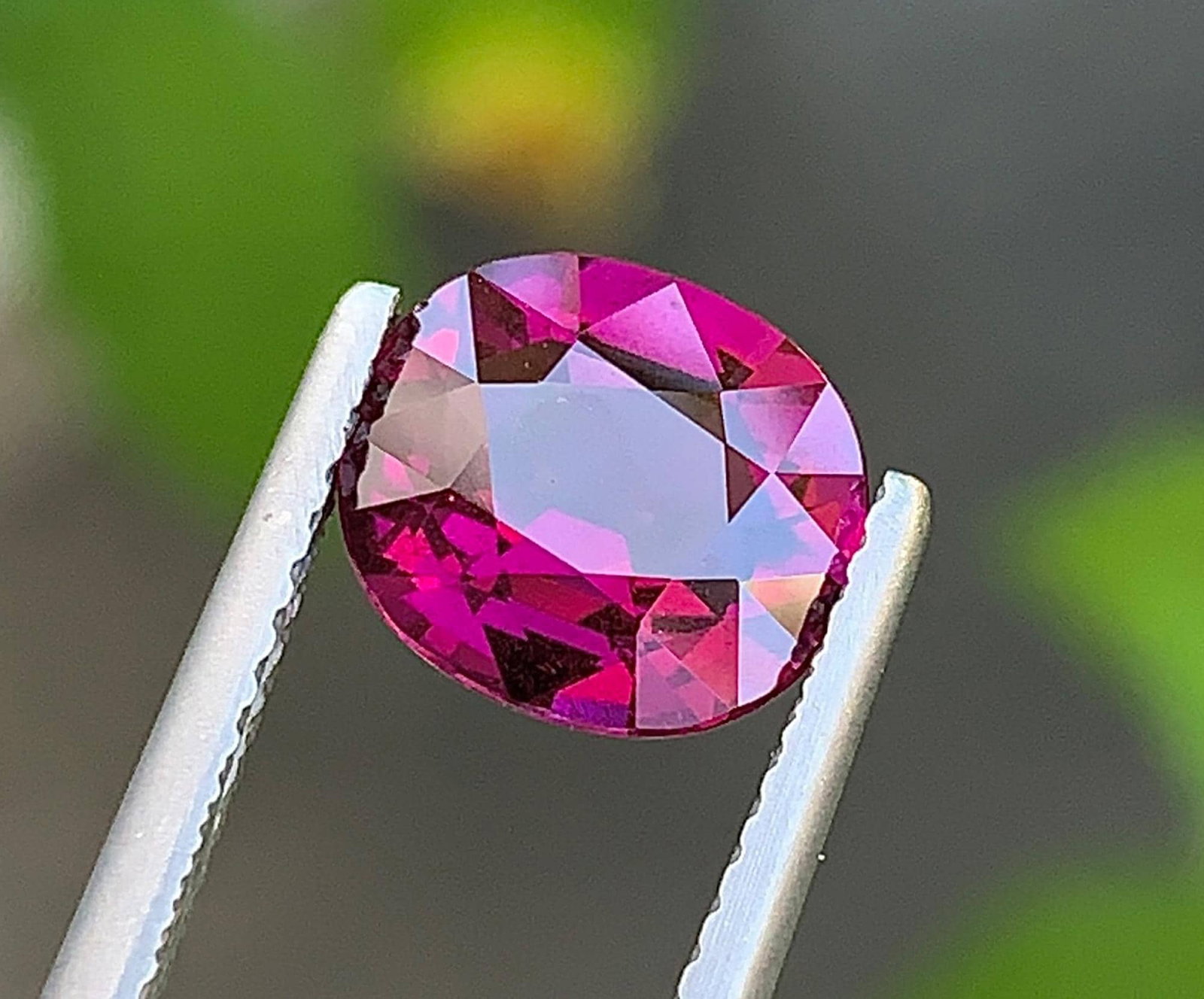 Tanzania Natural Pink Garnet Gemstone: 2.46 Carat Faceted For Ring: Title: Tanzania Natural Pink Garnet Gemstone: 2.46 Carat Faceted For Ring Description: Gemstone: Garnet Carat weight: 2.46 Presenting a beautiful natural Garnet gemstone weighing 2.46 carats, sourced 