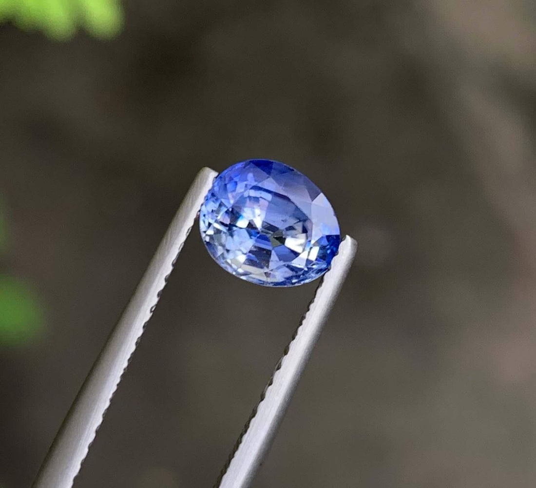 AIG Certified Faceted Blue Sapphire: 1.86 Carat Bi Color Oval Cut Gemstone - 11
