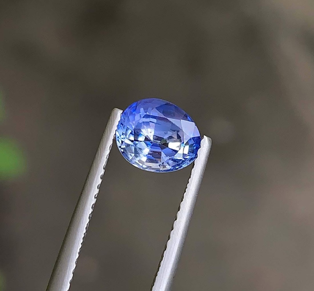 AIG Certified Faceted Blue Sapphire: 1.86 Carat Bi Color Oval Cut Gemstone - 4