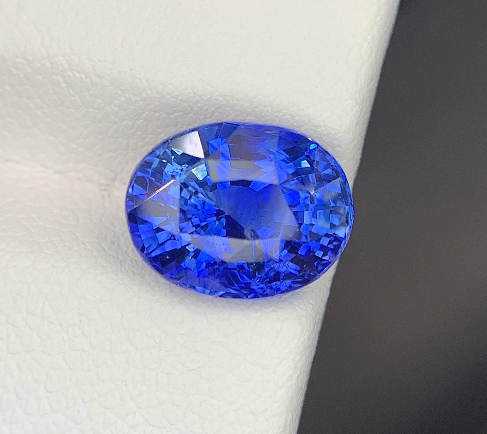 Natural Blue Sapphire: Faceted Oval Cut Gemstone For Jewelry 6.02 CTs: Title: Natural Blue Sapphire: Faceted Oval Cut Gemstone For Jewelry 6.02 CTs Description: Gemstone: Sapphire Natural Blue Sapphire: Faceted Gemstone For Jewelry Weight: 6.02 carat Dimensions: 11 * 8.2
