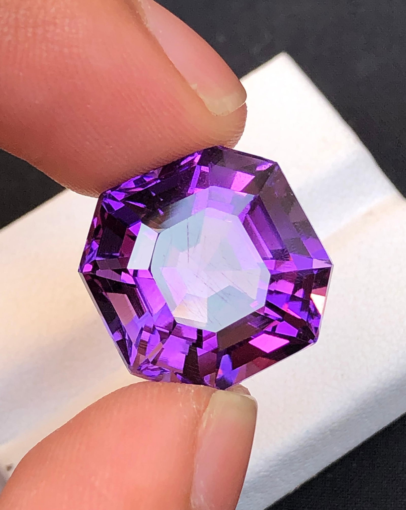 Natural Amethyst Gemstone: Ascher Cut, 21.50 Carats - 10