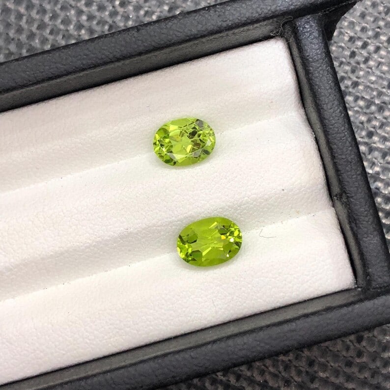 Pair Oval Cut Peridot Gemstones Natural Green - 2.950 Carat: Title: Pair Oval Cut Peridot Gemstones Natural Green - 2.950 Carat Description: Gemstone: Peridot Carat weight: 2.950 : • Weight : 2.950 carat • Dimension : 8.1*5.8*4.2 ~ 7.9*5.9*4 mm