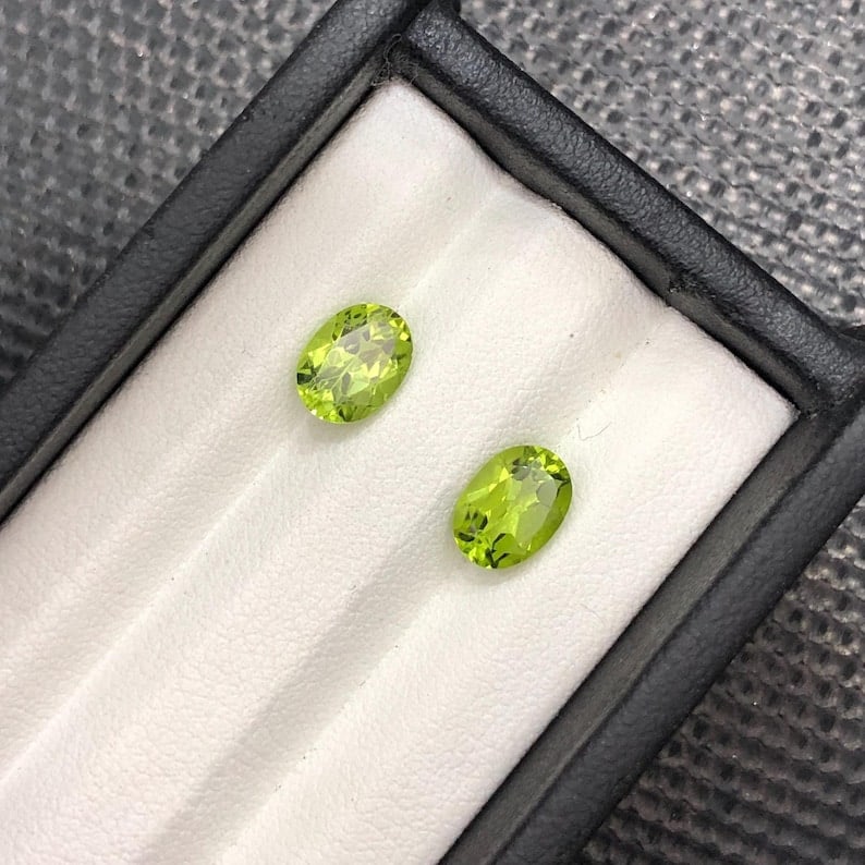 Pair Oval Cut Peridot Gemstones Natural Green - 2.950 Carat - 3