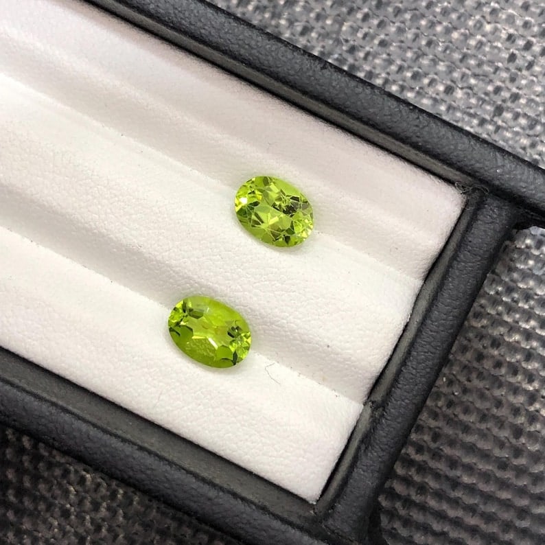Pair Oval Cut Peridot Gemstones Natural Green - 2.950 Carat - 4