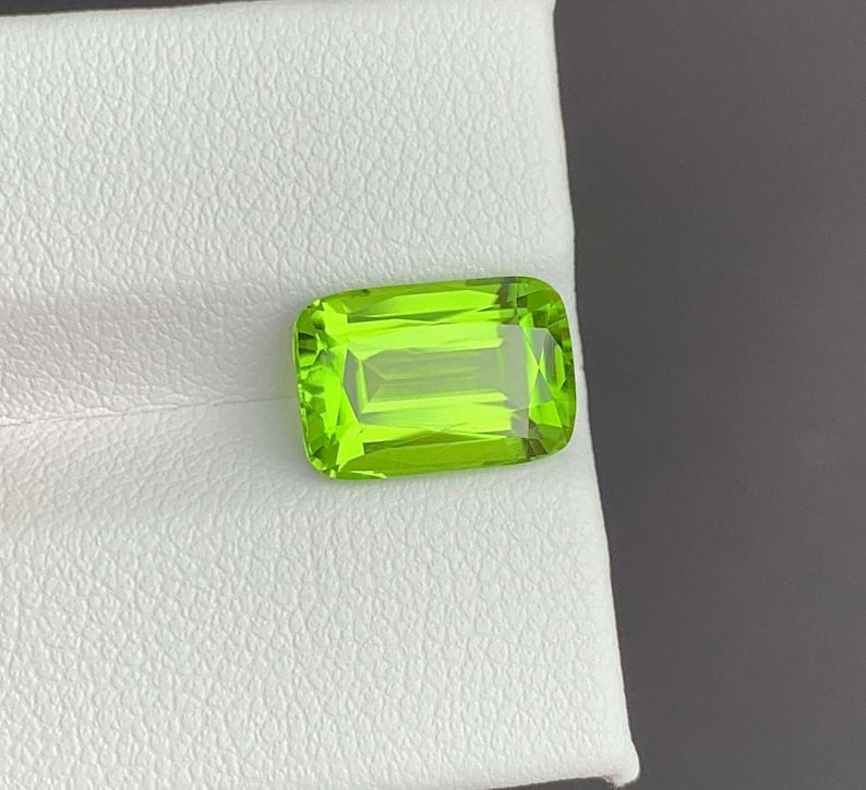 Cushion Cut Peridot Gemstone: Natural August Birthstone, Pakistan (4.23 carats) - 3