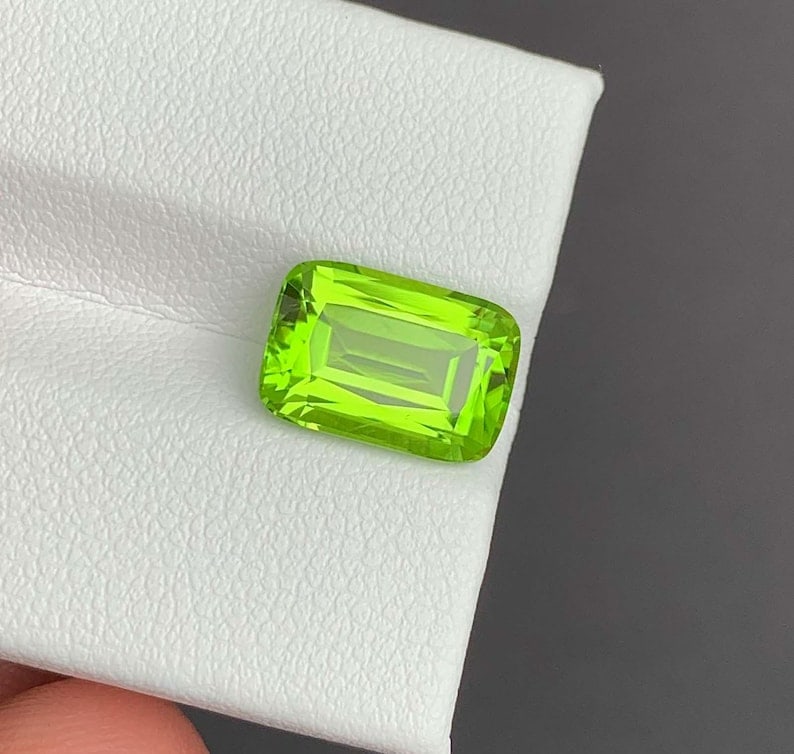 Cushion Cut Peridot Gemstone: Natural August Birthstone, Pakistan (4.23 carats) - 5