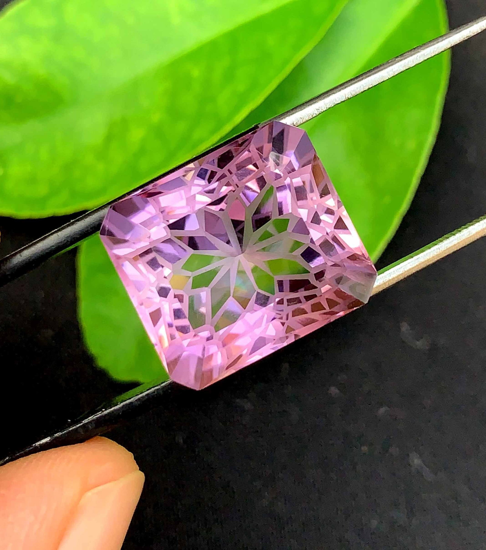 Flower Cut Amethyst Gemstone: Pinkish Purple, 17.65 Carats: Title: Flower Cut Amethyst Gemstone: Pinkish Purple, 17.65 Carats Description: Gemstone: Amethyst Carat weight: 17.65 Natural Amethyst Gemstone , Precision Flower Cut Amethyst Gemstone For Jewelry,