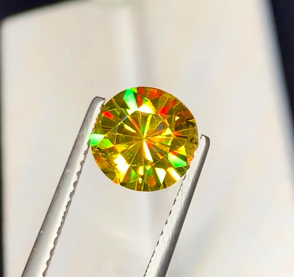 Full Fire Sphene Gemstone For Ring, Natural Sphene var Titanite Stone: Title: Full Fire Sphene Gemstone For Ring, Natural Sphene var Titanite Stone Description: Dimensions (mm) 9 x 9 x 6 mm Weight (cts) 2.35 Round Colours Description Full Fire Sphene Gemstone For Ring,