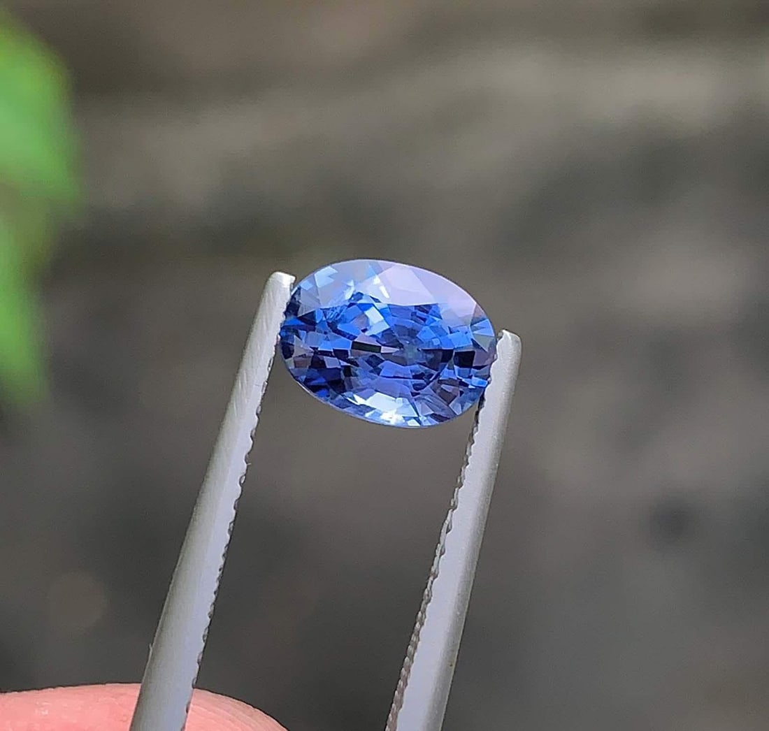 AIG Certified Faceted Blue Sapphire: 1.56 Carat Oval Cut Gemstone - 3