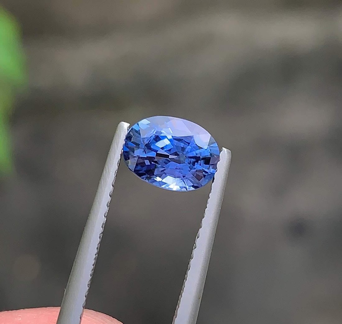 AIG Certified Faceted Blue Sapphire: 1.56 Carat Oval Cut Gemstone - 4