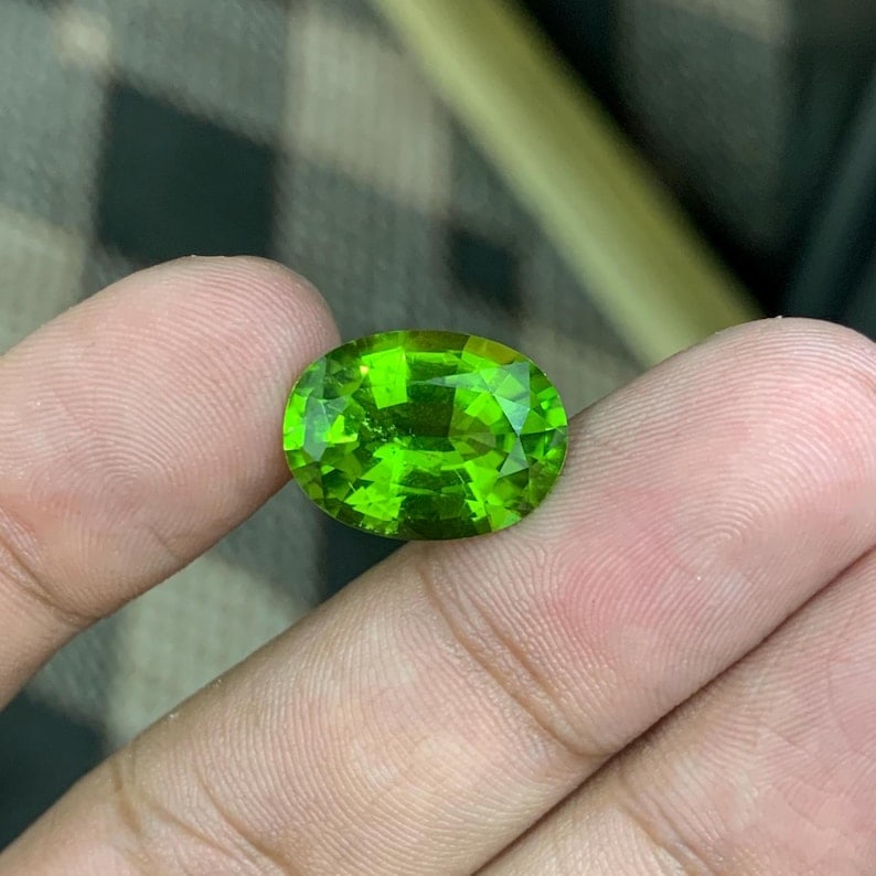Apple Green Peridot Gemstone: 9.20 Carat Faceted Oval Cut - 2