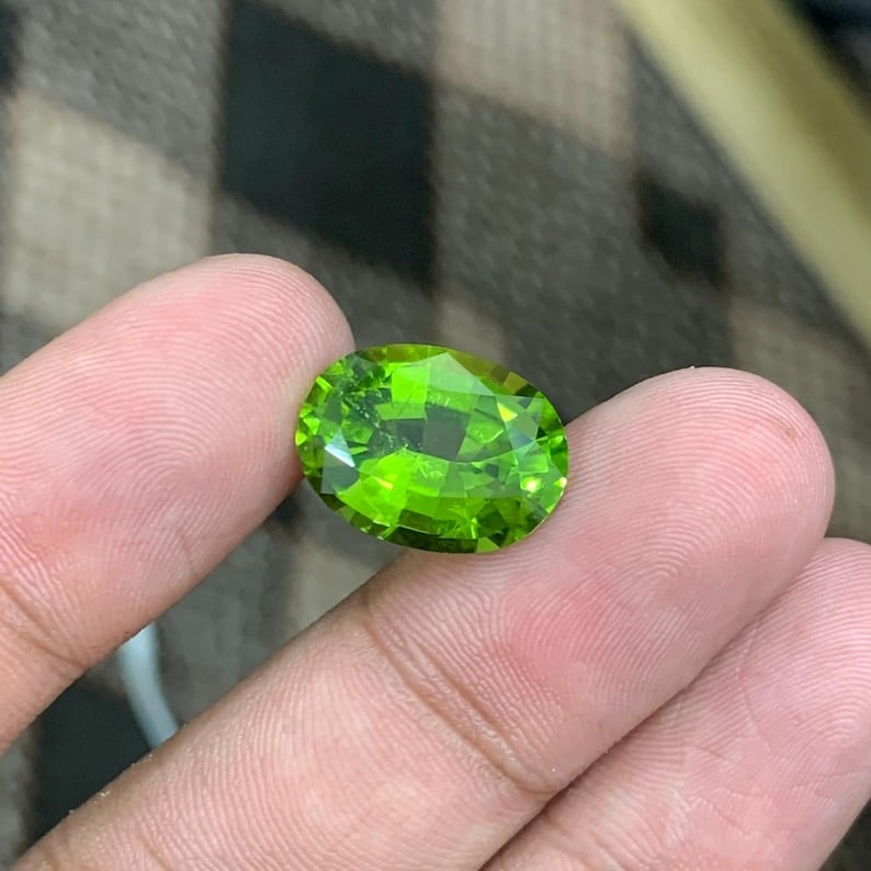 Apple Green Peridot Gemstone: 9.20 Carat Faceted Oval Cut - 3