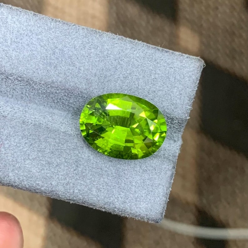 Apple Green Peridot Gemstone: 9.20 Carat Faceted Oval Cut - 4