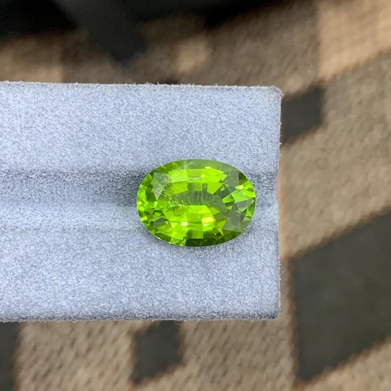 Apple Green Peridot Gemstone: 9.20 Carat Faceted Oval Cut - 5