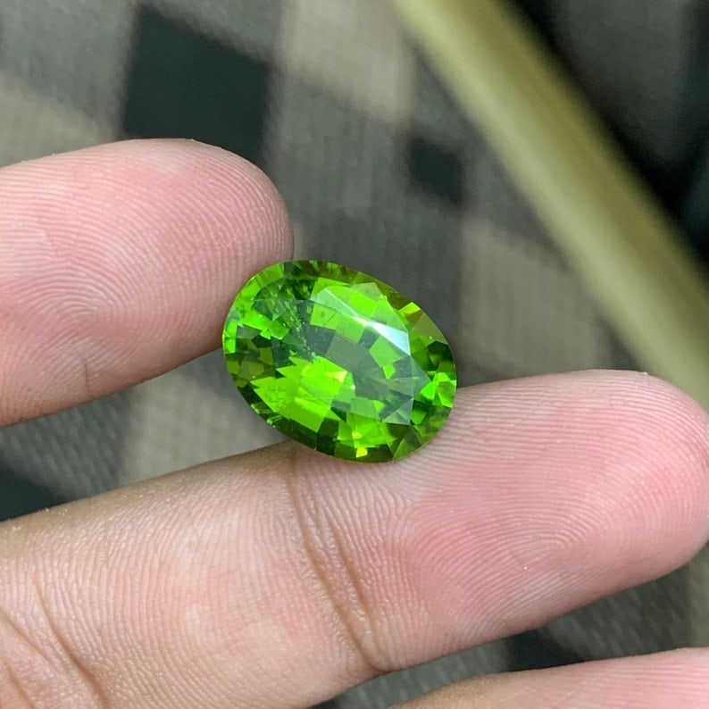 Apple Green Peridot Gemstone: 9.20 Carat Faceted Oval Cut - 6