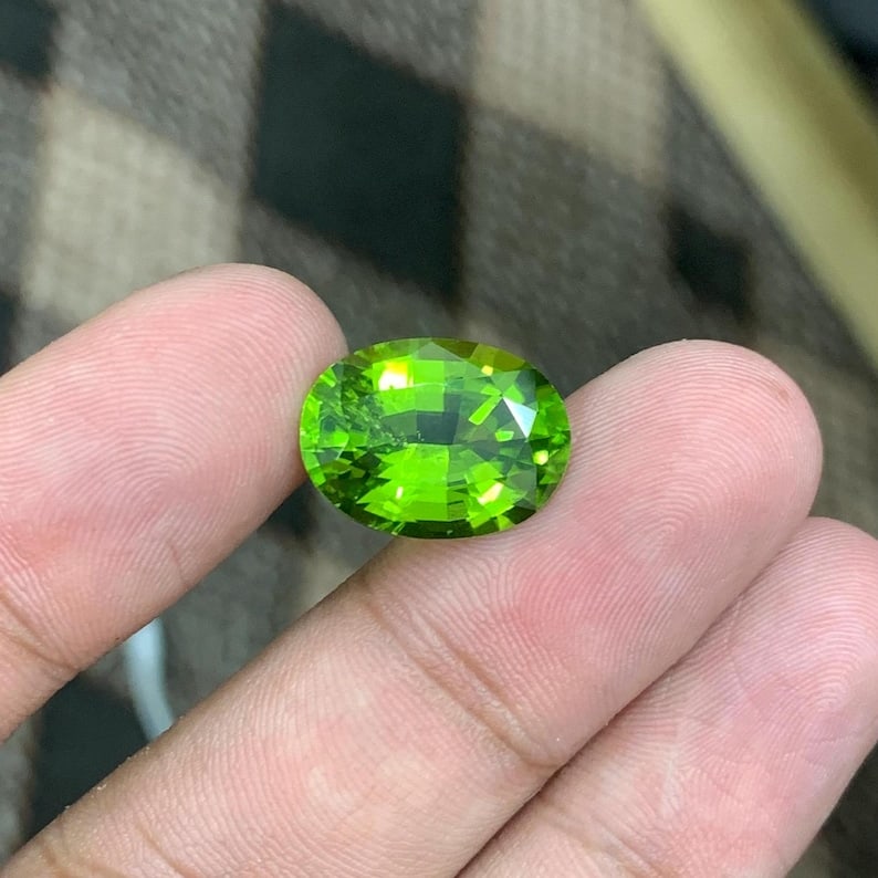 Apple Green Peridot Gemstone: 9.20 Carat Faceted Oval Cut - 7