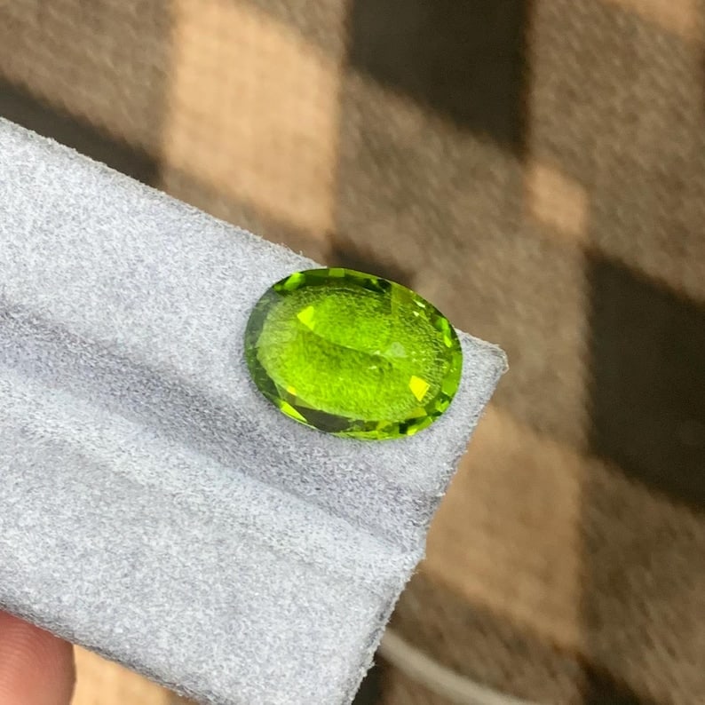 Apple Green Peridot Gemstone: 9.20 Carat Faceted Oval Cut - 9