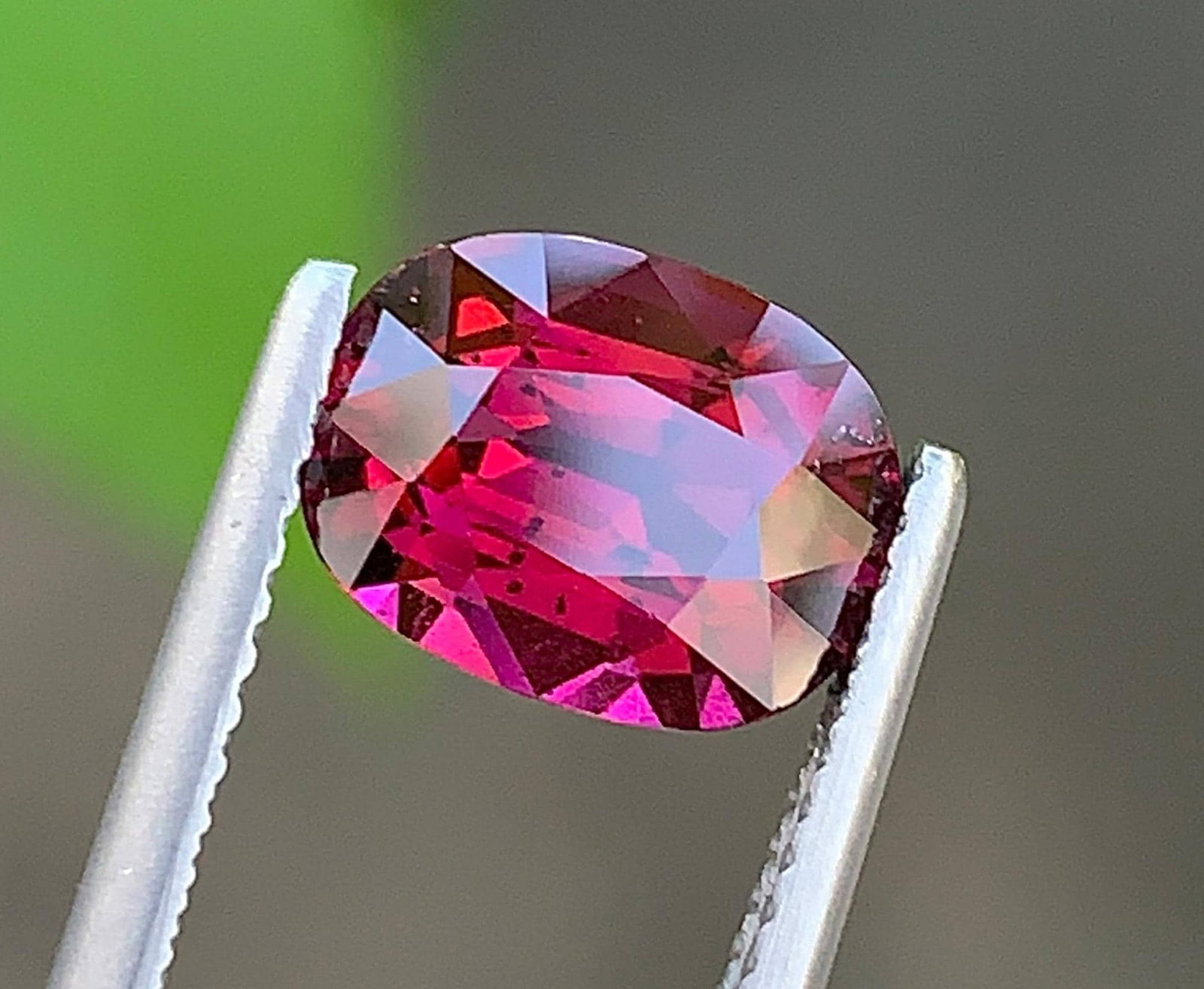 Tanzania Natural Pinkish Red Garnet Gemstone: 2.75 Carat Faceted For Ring: Title: Tanzania Natural Pinkish Red Garnet Gemstone: 2.75 Carat Faceted For Ring Description: Gemstone: Garnet Carat weight: 2.75 Presenting a beautiful natural Garnet gemstone weighing 2.75 carats,