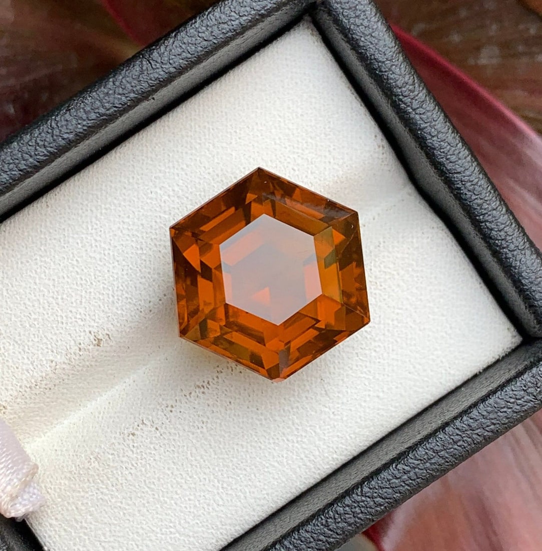 17 Carat Brownish Orange Citrine Gemstone: Unique Hexagonal Cut: Title: 17 Carat Brownish Orange Citrine Gemstone: Unique Hexagonal Cut Description: Gemstone: Citrine Carat weight: 17 Discover the allure of our exquisite hexagon-cut natural brownish orange citrine