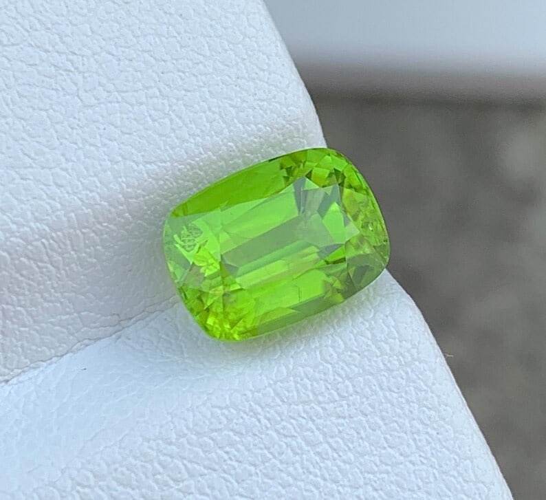 Cushion Cut Peridot Gemstone: Natural August Birthstone, Pakistan (3.94 carats) - 5