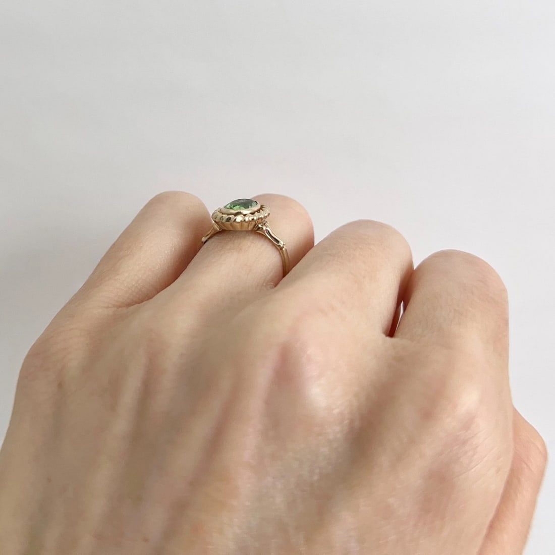 Vintage 1930's Oval Green Peridot Gemstone Ring 10K Yellow Gold, 1.68 Grams - 5