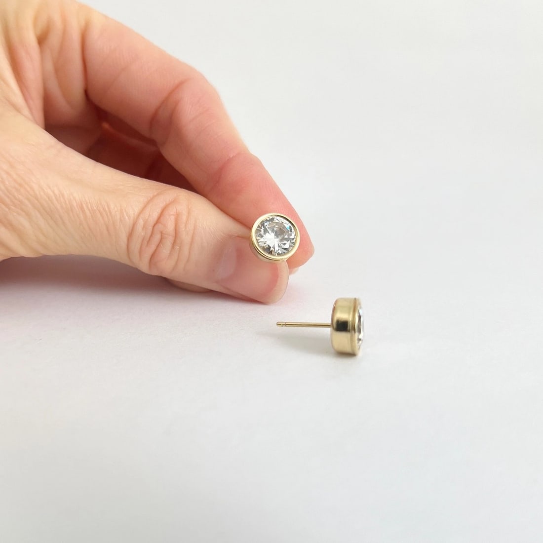 Vintage Round Bezel CZ Cubic Zirconia Stud Earrings 14K Yellow Gold, 2.32 Grams - 4