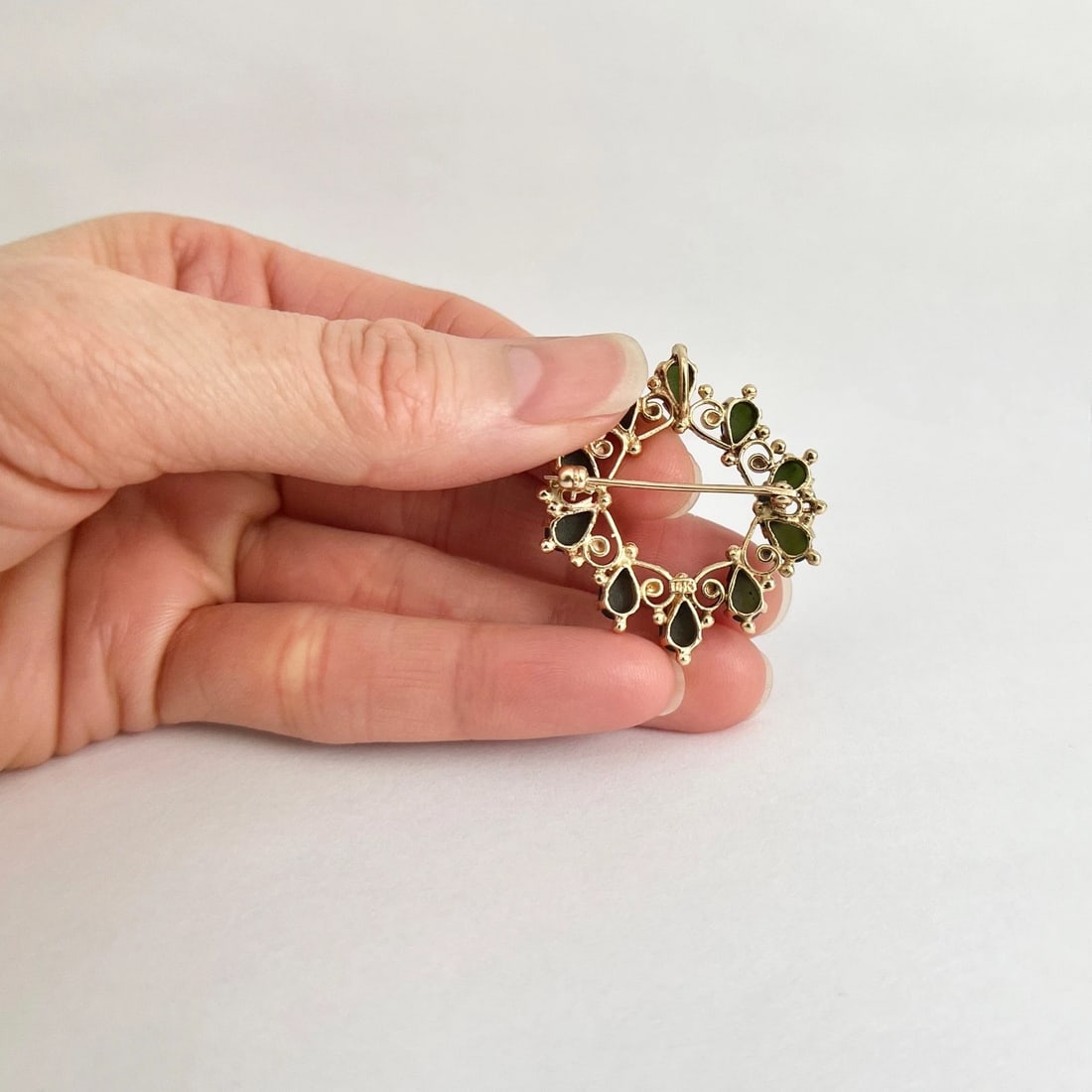 Vintage 1950's Green Jade Circle Wreath Brooch Pin 14K Yellow Gold, 7.44 Grams - 4