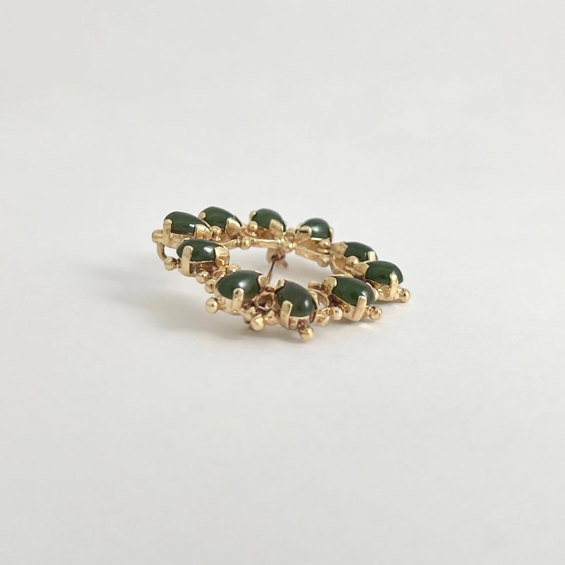 Vintage 1950's Green Jade Circle Wreath Brooch Pin 14K Yellow Gold, 7.44 Grams - 7