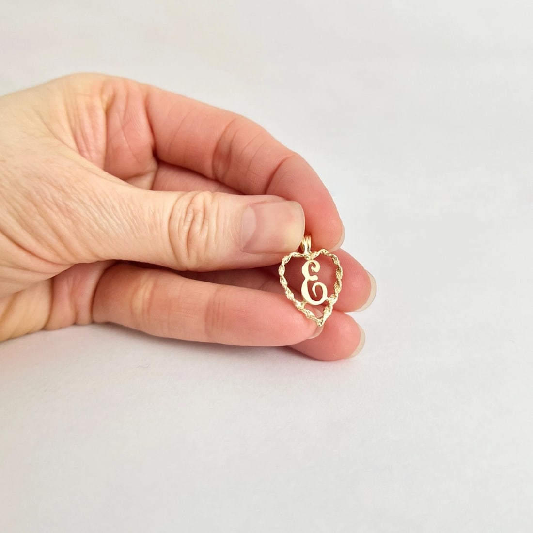 Vintage 1950's Letter E Initial Heart Necklace Pendant 14K Yellow Gold, .73 Gram - 4