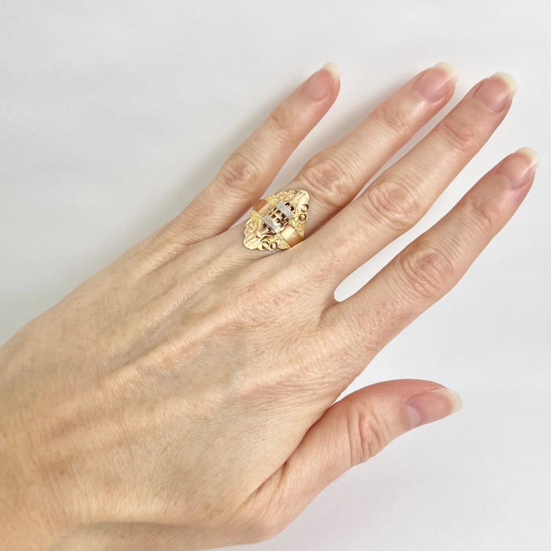 Vintage Filigree Textured Statement Ring 15K Yellow Gold, 2.10 Grams - 4