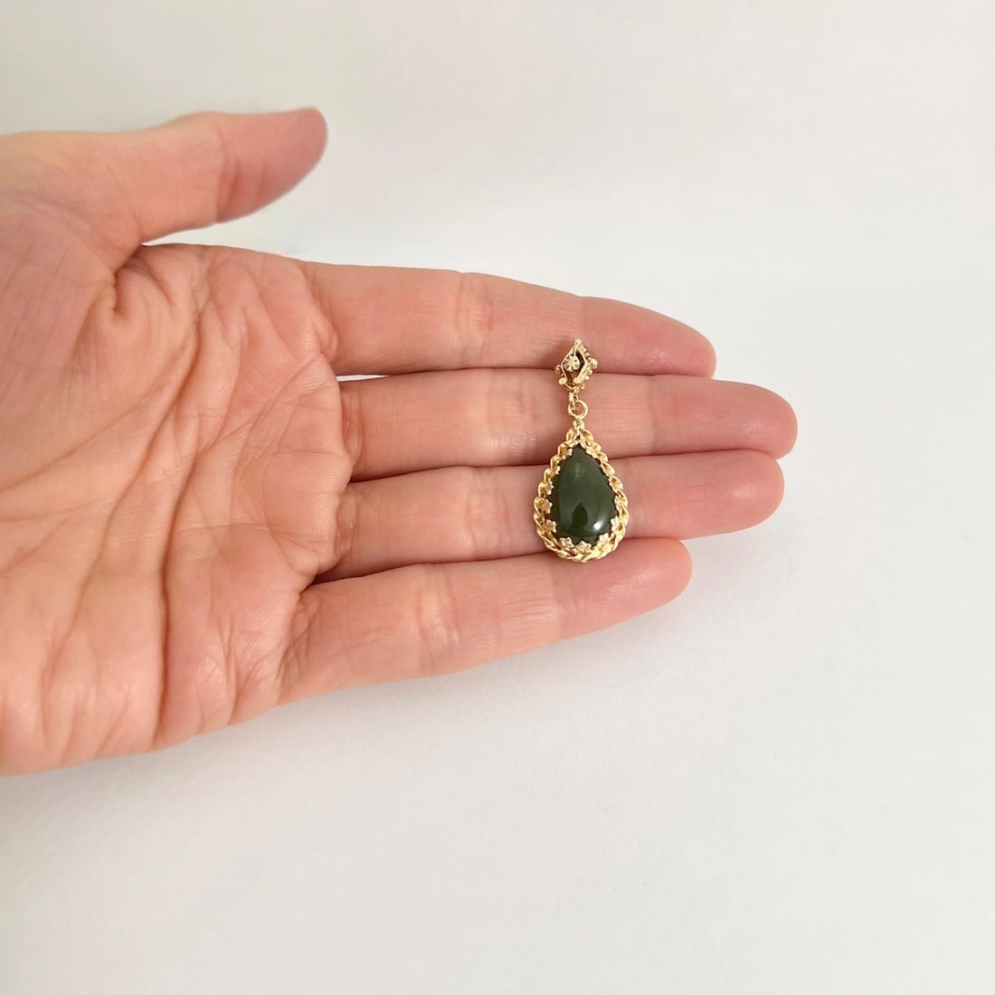 Vintage Teardrop Green Jade Gemstone Charm Pendant 14K Yellow Gold, 2.67 Grams - 3