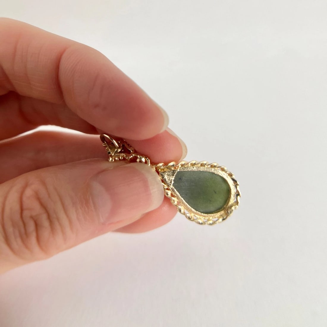 Vintage Teardrop Green Jade Gemstone Charm Pendant 14K Yellow Gold, 2.67 Grams - 8
