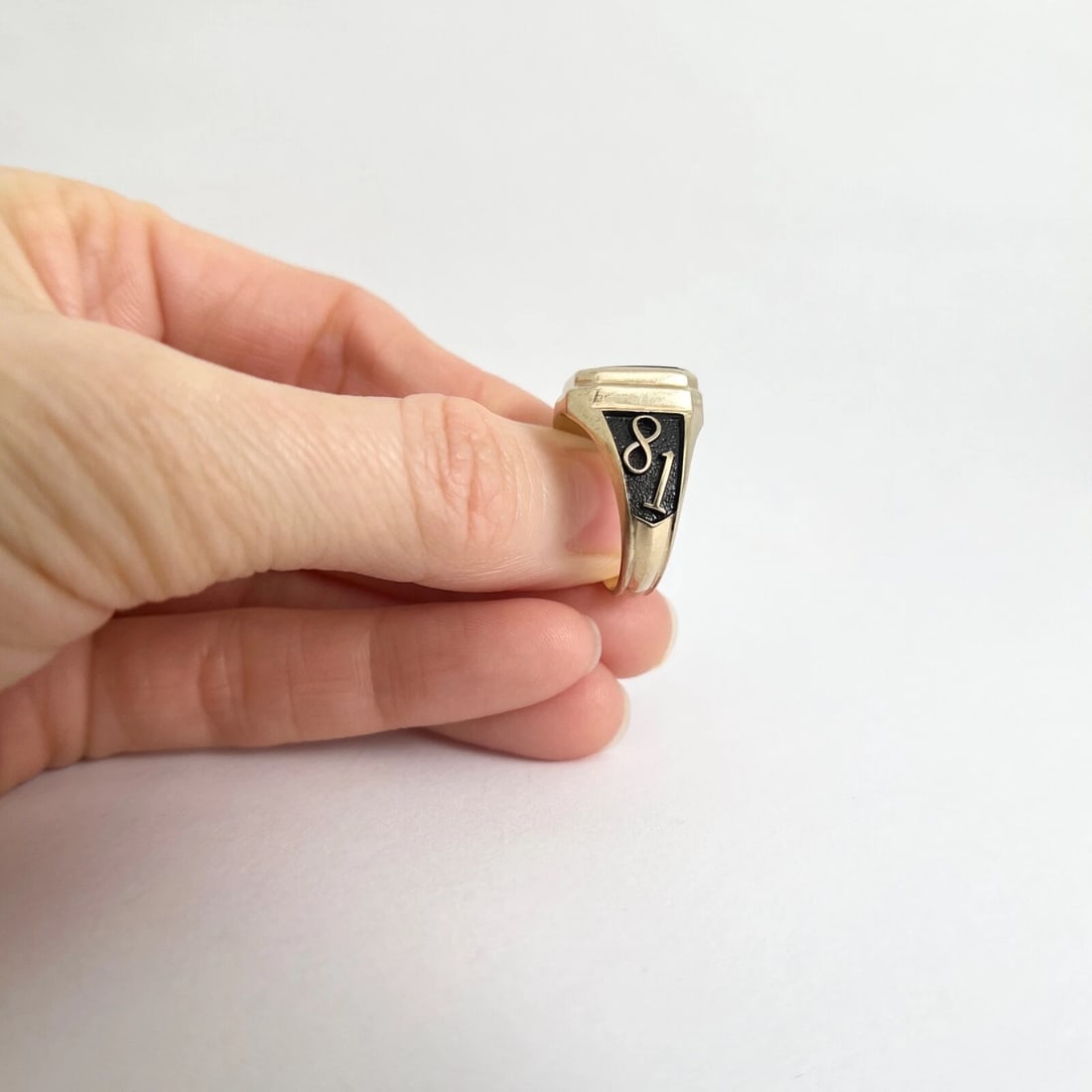 Vintage 1981 Ursuline School NY Black Onyx Class Ring 10K Yellow Gold, 7.32 Gram - 4