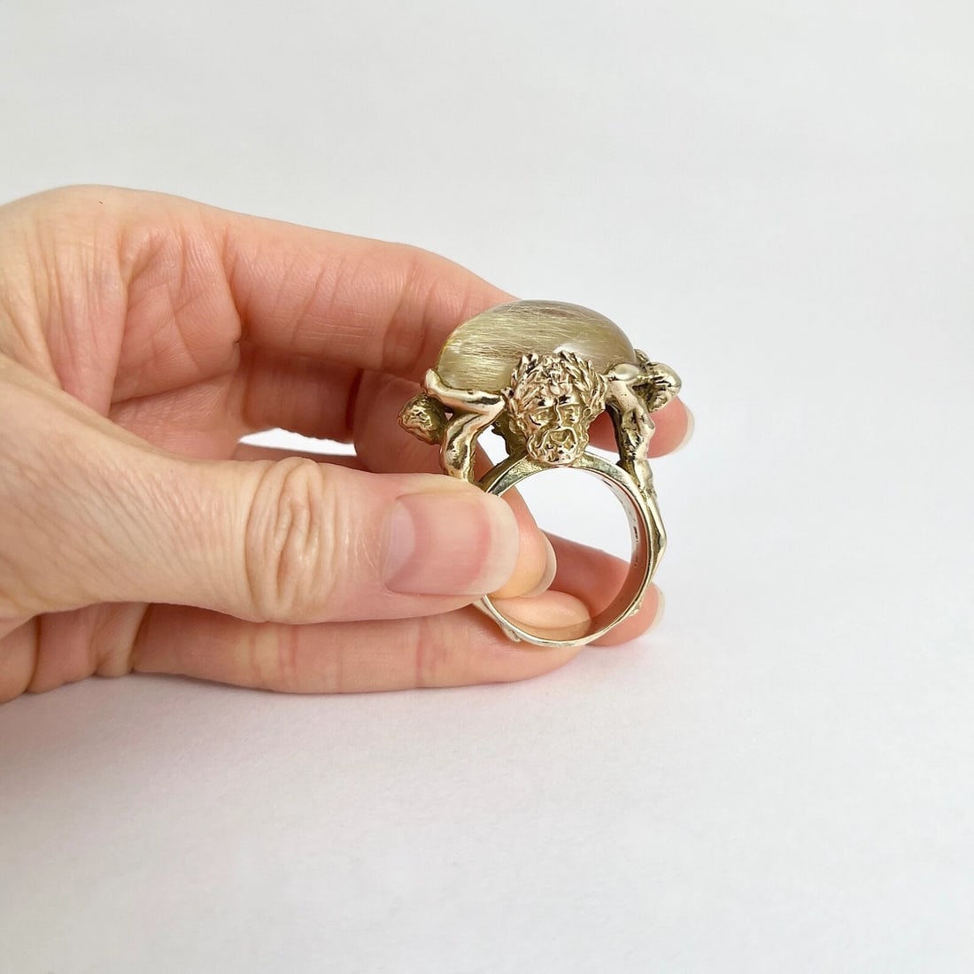 Vintage 1960's Pale Green Quartz Man Face Body Ring 13K Yellow Gold, 13.13 Grams - 3