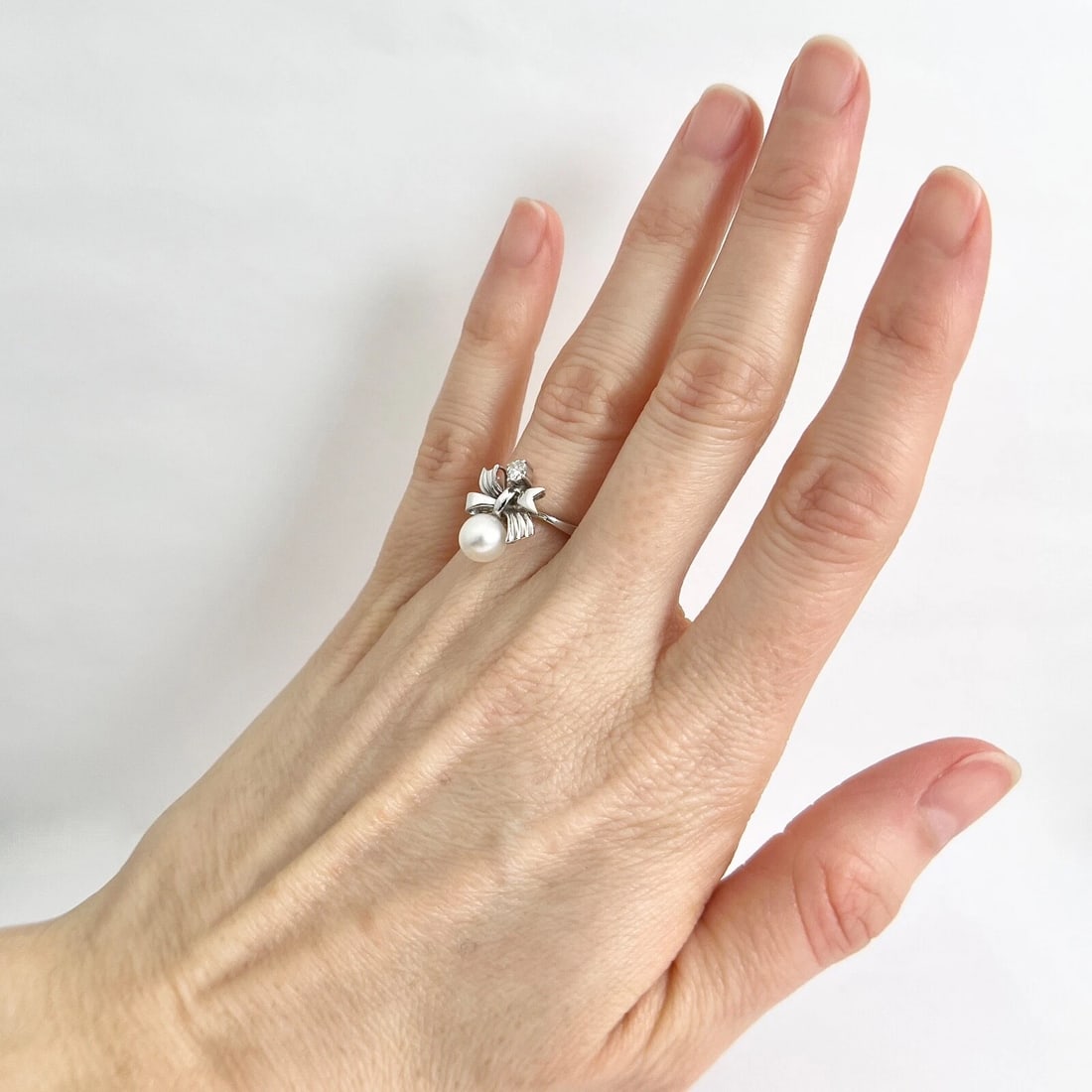 Vintage Pearl Diamond Bow Ring 10K White Gold, 2.92 Grams - 5
