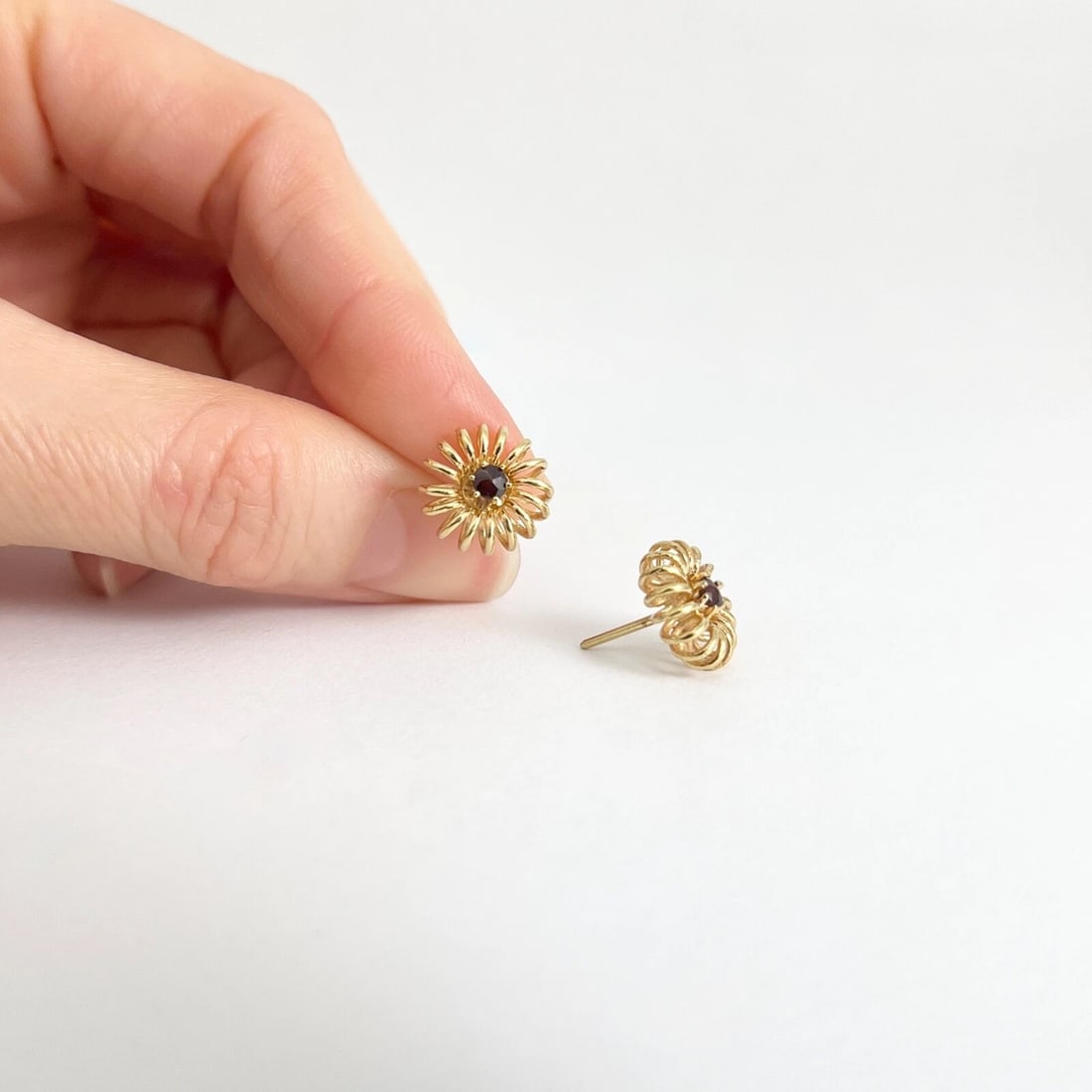 Vintage 1950's Rose Cut Garnet Flower Stud Earrings 14K Yellow Gold, 2.45 Grams - 3