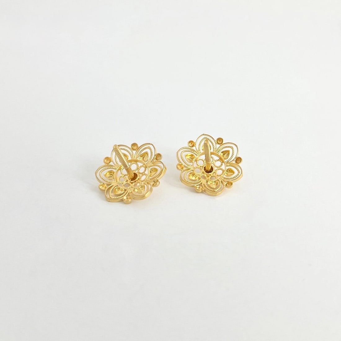 Vintage 1950's Filigree Flower Button Stud Earrings 22K Yellow Gold, 3.80 Grams - 9