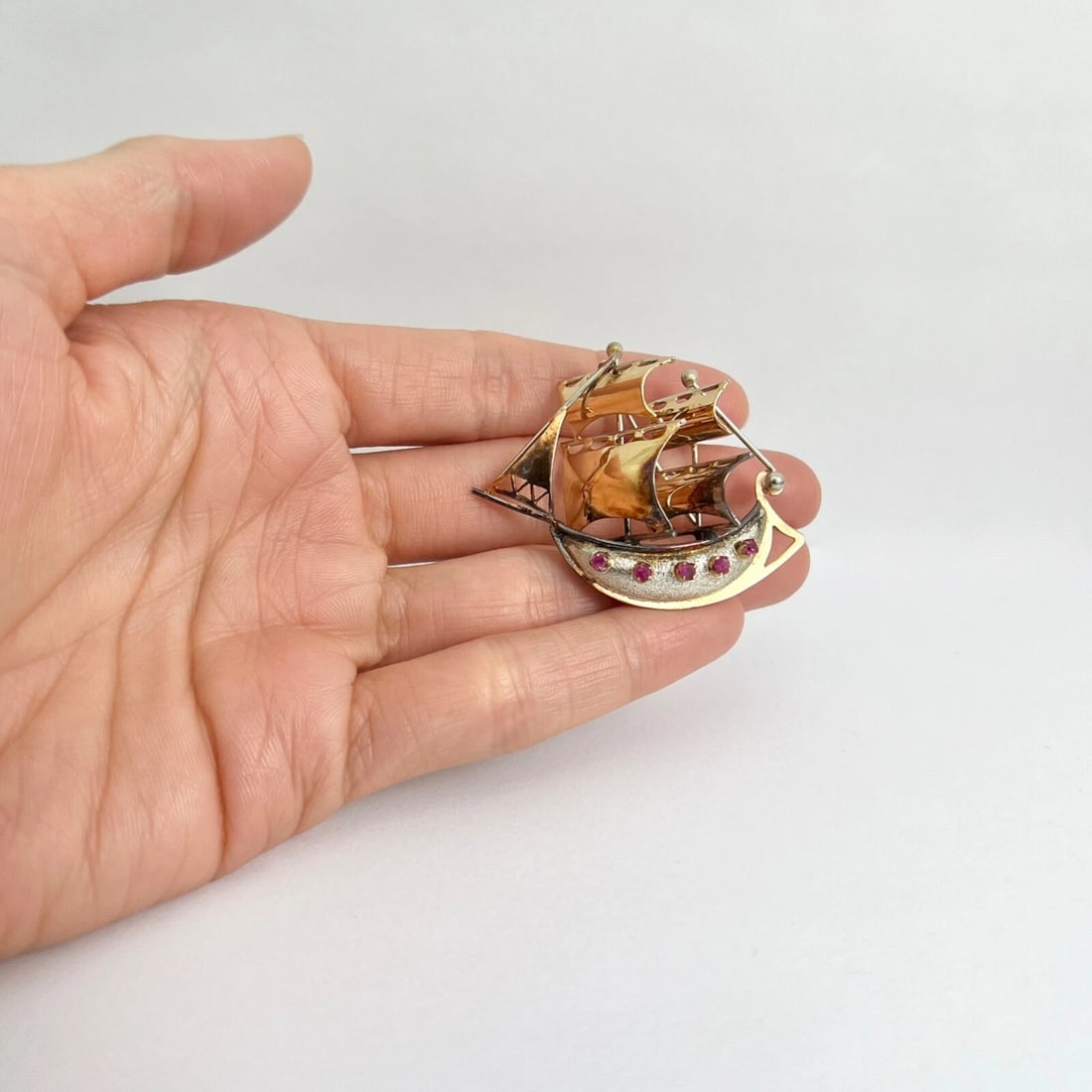 Vintage 1940's Ruby Sailing Ship Boat Brooch 18K Yellow Gold, 10.56 Grams - 4