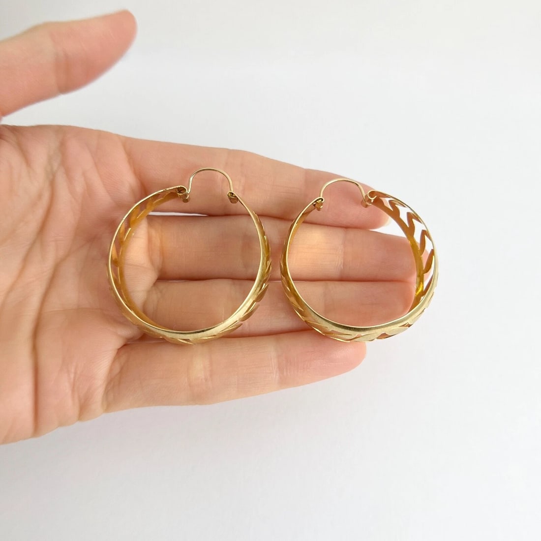 Vintage 1960's 1970's Leaf Filigree Hoop Earrings 18K Yellow Gold, 8.16 Grams - 5