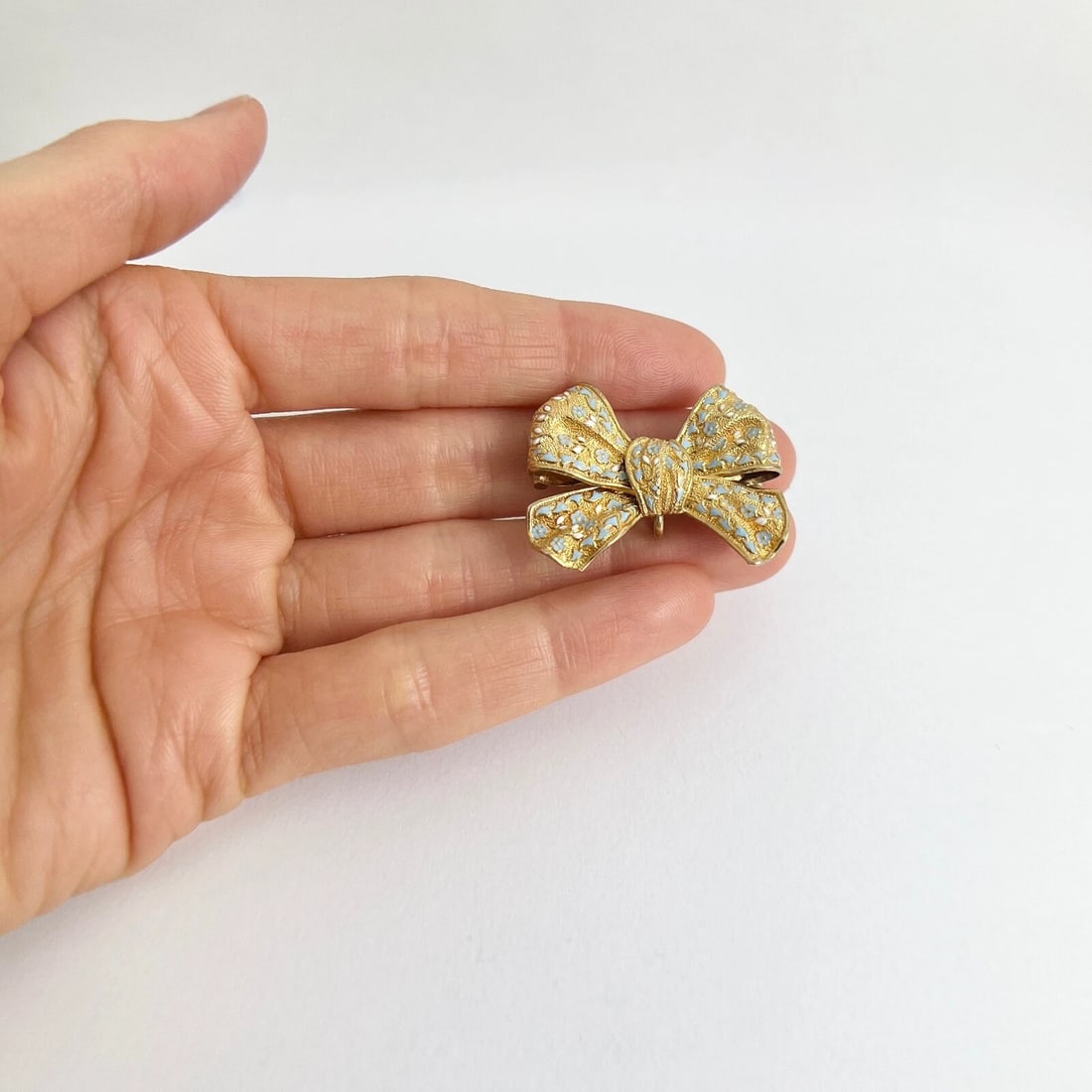 Antique Edwardian Blue White Enameled Bow Brooch Pin 18K Yellow Gold, 6.51 Grams - 4
